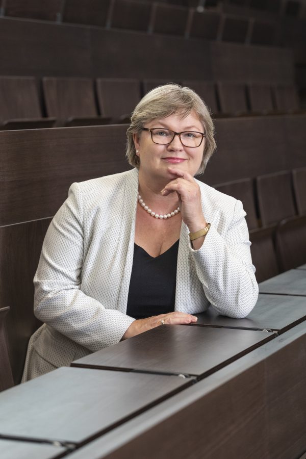Prof. Dr. Eva Waller, Präsidentin der Hochschule Rhein Main in einem Hörsaal