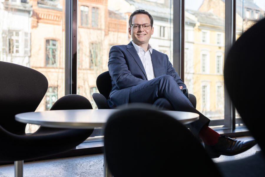 Tobias Eckert, der auf einem Stuhl sitzt